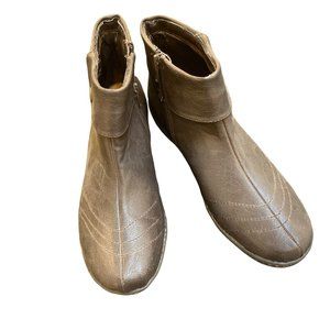 HUSH PUPPIES- SOFT STYLE brown leather ankle boots flat booties. Size 8.5